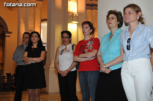 Autoridades municipales y trabajadores del Ayuntamiento realizan una ofrenda floral a su patrona Santa Rita en la iglesia parroquial de Santiago - 10