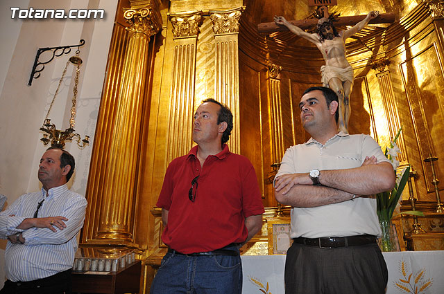Autoridades municipales y trabajadores del Ayuntamiento realizan una ofrenda floral a su patrona Santa Rita en la iglesia parroquial de Santiago - 11