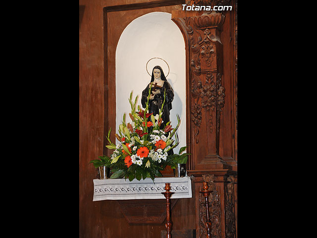 Autoridades municipales y trabajadores del Ayuntamiento realizan una ofrenda floral a su patrona Santa Rita en la iglesia parroquial de Santiago - 20