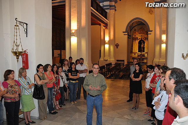 Autoridades municipales y trabajadores del Ayuntamiento realizan una ofrenda floral a su patrona Santa Rita en la iglesia parroquial de Santiago - 12