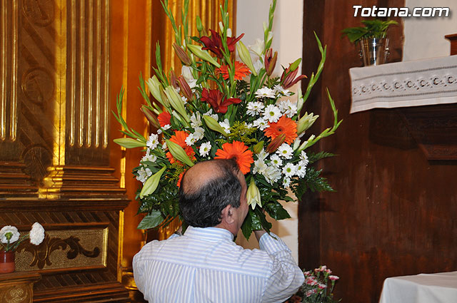 Autoridades municipales y trabajadores del Ayuntamiento realizan una ofrenda floral a su patrona Santa Rita en la iglesia parroquial de Santiago - 13