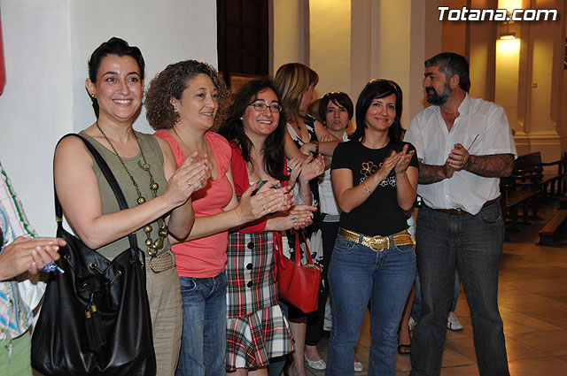 Autoridades municipales y trabajadores del Ayuntamiento realizan una ofrenda floral a su patrona Santa Rita en la iglesia parroquial de Santiago - 17