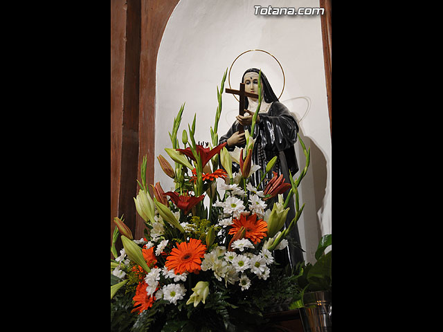 Autoridades municipales y trabajadores del Ayuntamiento realizan una ofrenda floral a su patrona Santa Rita en la iglesia parroquial de Santiago - 18
