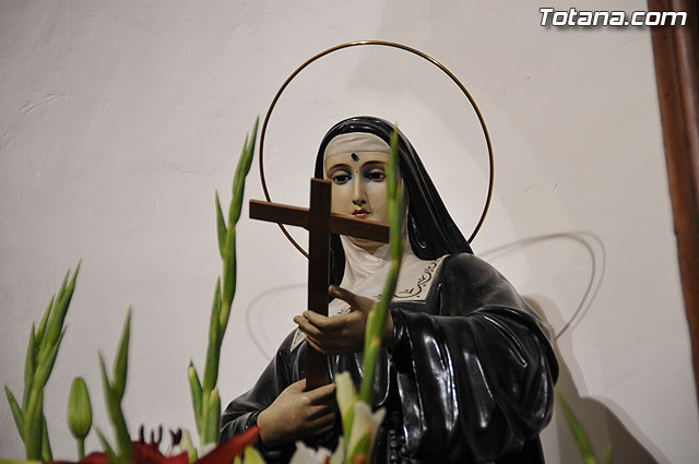 Autoridades municipales y trabajadores del Ayuntamiento realizan una ofrenda floral a su patrona Santa Rita en la iglesia parroquial de Santiago - 19