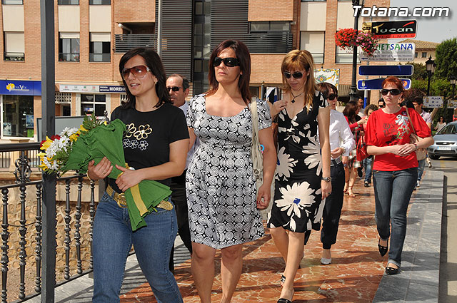 Autoridades municipales y trabajadores del Ayuntamiento realizan una ofrenda floral a su patrona Santa Rita en la iglesia parroquial de Santiago - 22