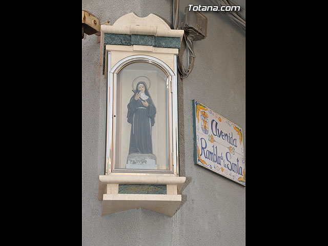 Autoridades municipales y trabajadores del Ayuntamiento realizan una ofrenda floral a su patrona Santa Rita en la iglesia parroquial de Santiago - 23