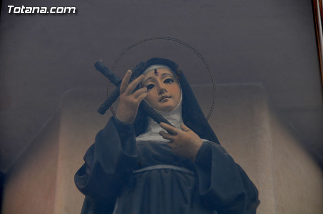 Autoridades municipales y trabajadores del Ayuntamiento realizan una ofrenda floral a su patrona Santa Rita en la iglesia parroquial de Santiago - 30