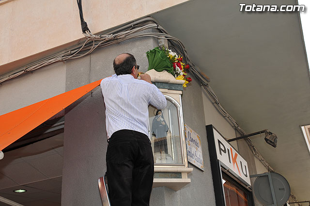 Autoridades municipales y trabajadores del Ayuntamiento realizan una ofrenda floral a su patrona Santa Rita en la iglesia parroquial de Santiago - 26