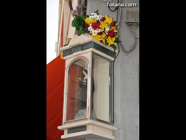 Autoridades municipales y trabajadores del Ayuntamiento realizan una ofrenda floral a su patrona Santa Rita en la iglesia parroquial de Santiago - 27