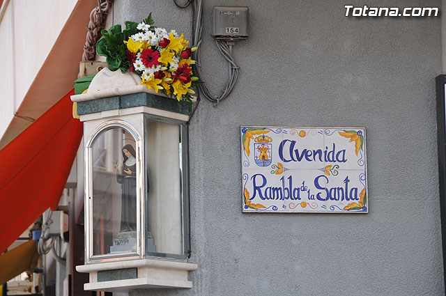 Autoridades municipales y trabajadores del Ayuntamiento realizan una ofrenda floral a su patrona Santa Rita en la iglesia parroquial de Santiago - 31