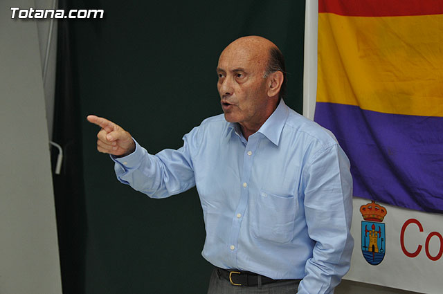 Pedro Marset, candidato a las elecciones europeas por IU, protagoniz en la sede del partido en Totana un acto de precampaña electoral - 18