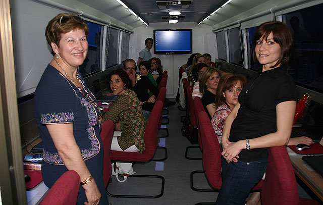 Cerca de 80 mujeres asisten esta semana a las clases del Aula Móvil de Informática - 1, Foto 1