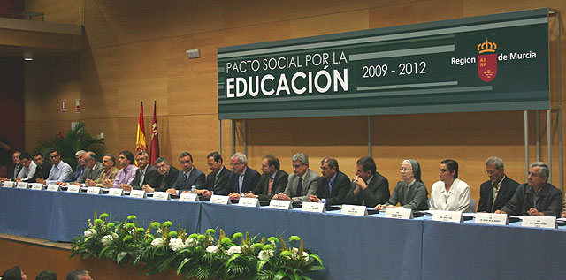 El presidente califica el Pacto Social por la Educación de acuerdo histórico al lograr el compromiso de todos - 1, Foto 1