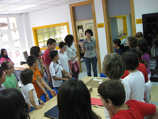 Los alumnos y alumnas de 6º curso del Colegio Pblico Antonio Machado visitaron el Archivo Municipal, Foto 2