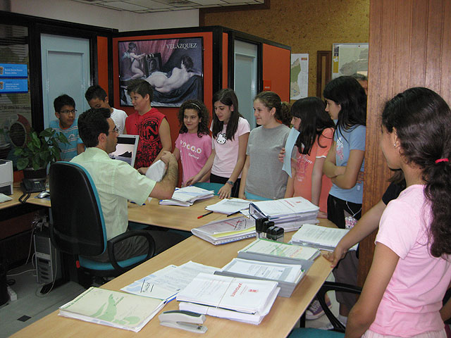 Los alumnos y alumnas de 6º curso del Colegio Público Antonio Machado visitaron el Archivo Municipal - 3, Foto 3