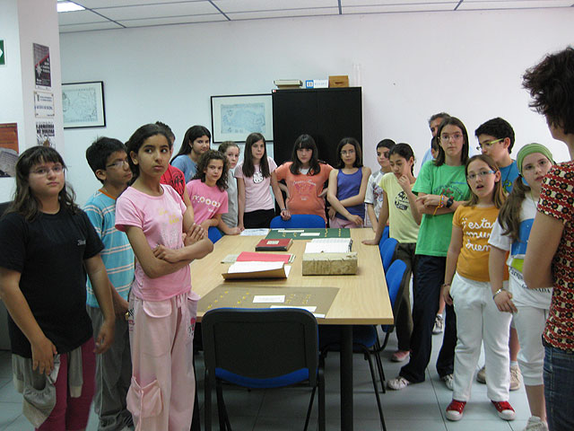 Los alumnos y alumnas de 6º curso del Colegio Pblico Antonio Machado visitaron el Archivo Municipal, Foto 4