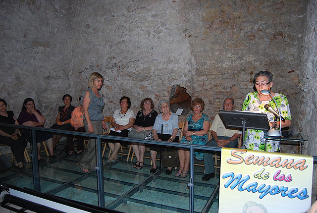 Tras el Recital de Poesa de Personas Mayores se entregaron los premios del Concurso de Poesa, Foto 1