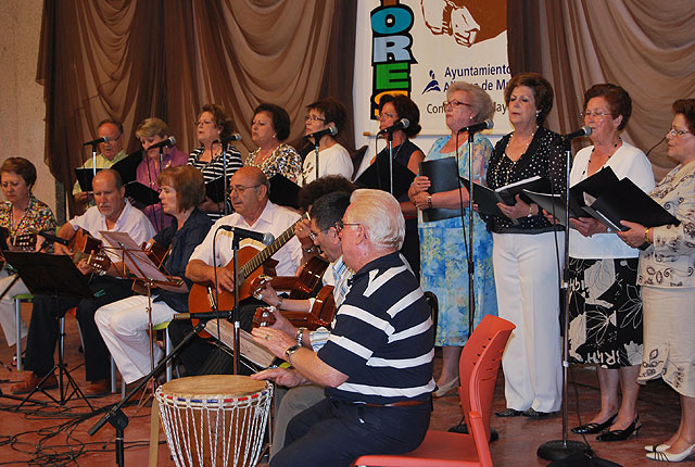 La Semana de Mayores finaliz con el Festival de Msica y Folklore, Foto 3