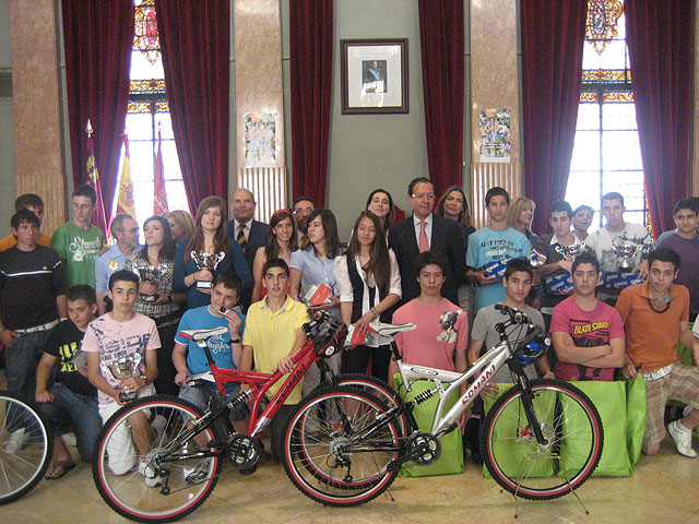 El Alcalde entrega los premios a los ganadores del concurso de educación vial para escolares - 1, Foto 1