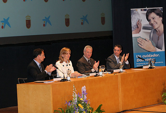 Valcárcel expresa su compromiso con los cuidadores familiares para “devolverles el generoso esfuerzo” que realizan cada día - 1, Foto 1