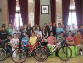 El Alcalde entrega los premios a los ganadores del concurso de educacin vial para escolares