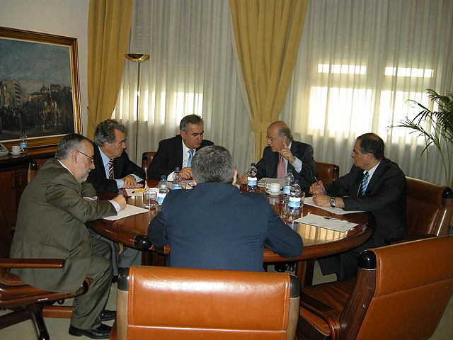 El delegado del Gobierno y los responsables de las principales entidades financiaras de la Región analizan las medidas del Gobierno para impulsar la economía y el empleo - 1, Foto 1