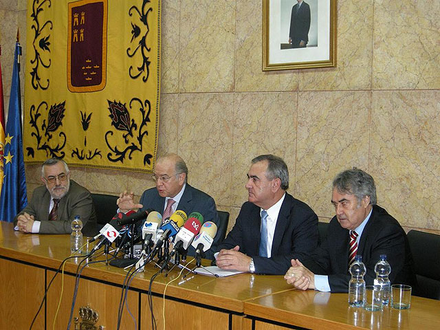 El delegado del Gobierno y los responsables de las principales entidades financiaras de la Región analizan las medidas del Gobierno para impulsar la economía y el empleo - 2, Foto 2