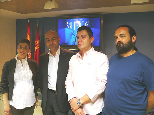 Rosa Medina y el director general de Promoción Cultural, Antonio Martínez, en la presentación de la obra 'Anfitrión' - 1, Foto 1