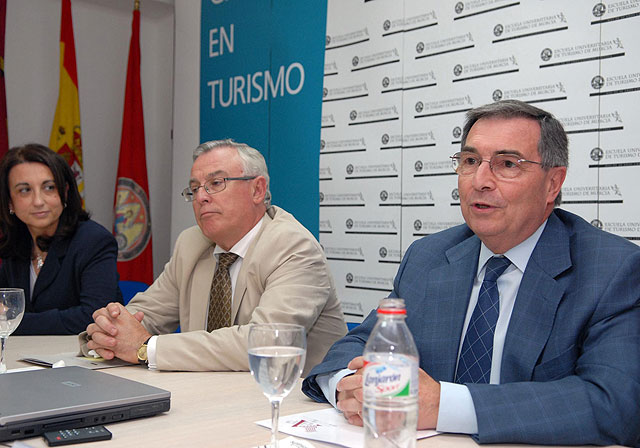 Ruiz Abellán habló sobre la institución del Defensor del Pueblo en la Escuela de Turismo - 1, Foto 1