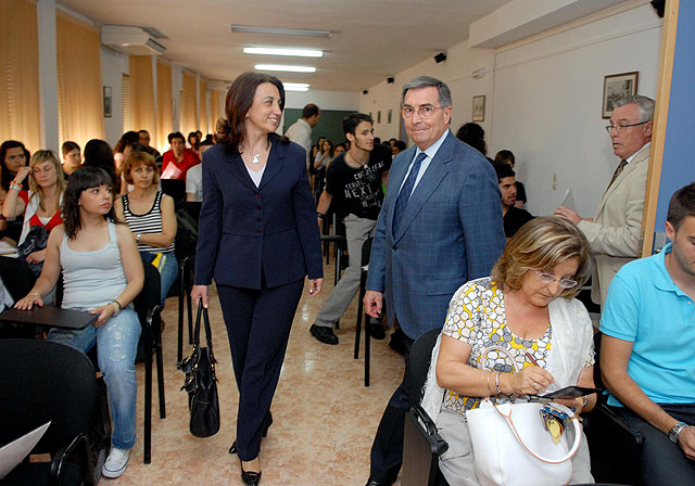 Ruiz Abellán habló sobre la institución del Defensor del Pueblo en la Escuela de Turismo - 2, Foto 2