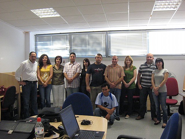 Se clausura el curso de “Informática Avanzada” con la entrega de diplomas a los quince alumnos que han realizado esta acción formativa - 1, Foto 1