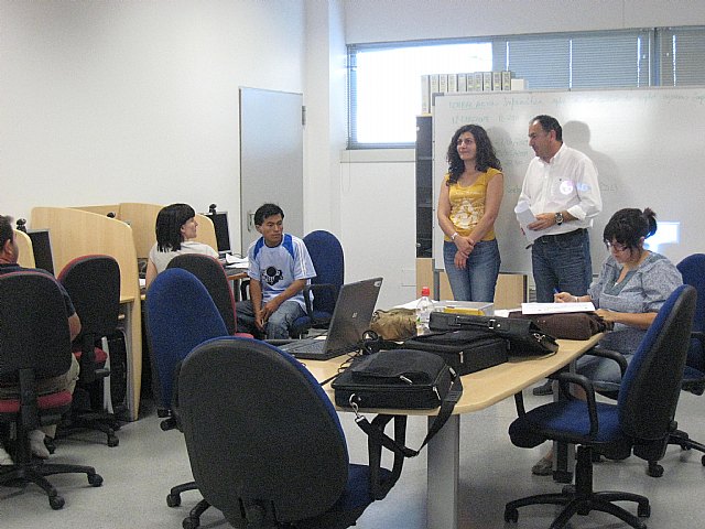 Se clausura el curso de “Informática Avanzada” con la entrega de diplomas a los quince alumnos que han realizado esta acción formativa - 3, Foto 3