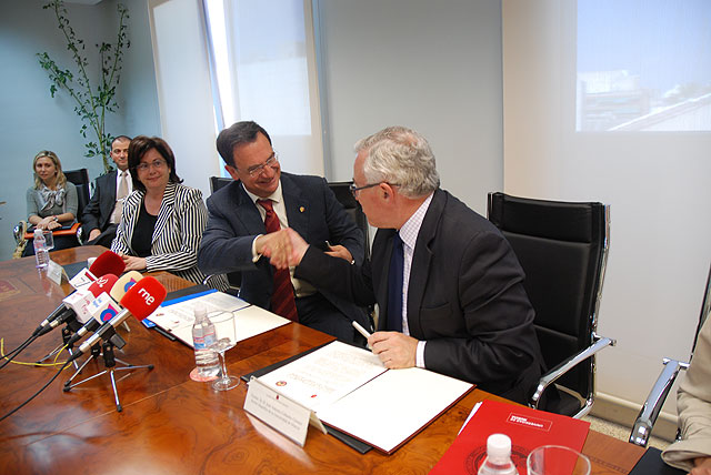 Política Social firma un protocolo con la Universidad para formar cooperantes - 1, Foto 1