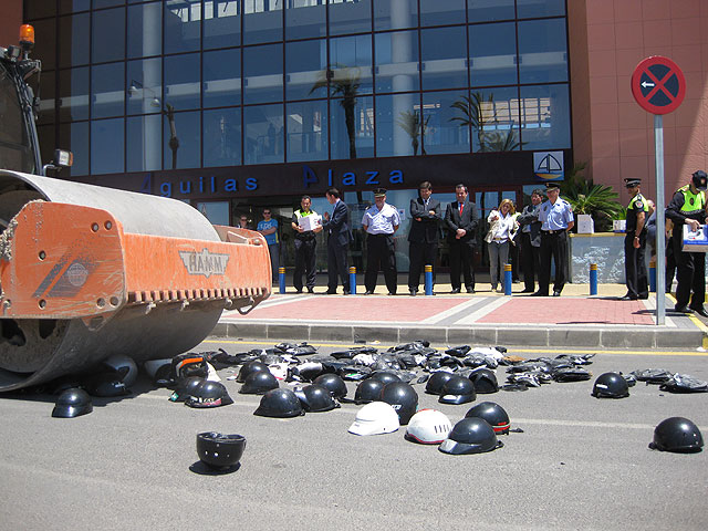 Con la entrega de los últimos 100 cascos concluye la Campaña de Seguridad Vial promovida por el Ayuntamiento de Águilas - 1, Foto 1