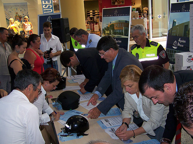 Con la entrega de los últimos 100 cascos concluye la Campaña de Seguridad Vial promovida por el Ayuntamiento de Águilas - 2, Foto 2