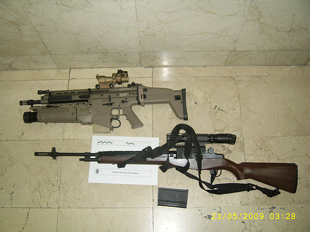 Agentes de la Policía Local identifican a los presuntos autores de los disparos con armas de aire comprimido hacia los asistentes al recinto de fiestas de Entrevías - 1, Foto 1