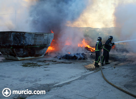 Efectivos del Parque de Bomberos de Alhama-Totana sofocan un incendio en un almacén de brócoli en Totana, Foto 1