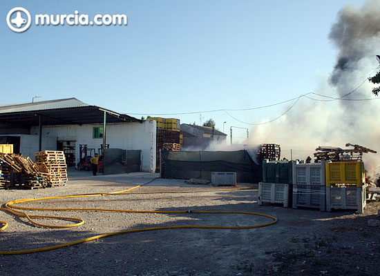 Efectivos del Parque de Bomberos de Alhama-Totana sofocan un incendio en un almacén de brócoli en Totana, Foto 5