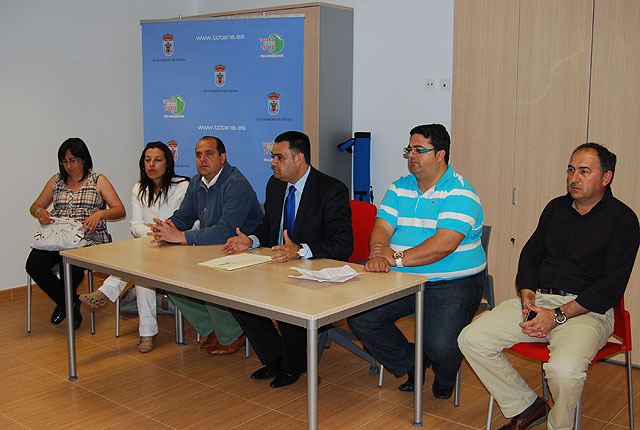 El alcalde y los miembros del equipo de Gobierno mantienen una reunión de trabajo con los vecinos de San Roque y Las Parras - 1, Foto 1