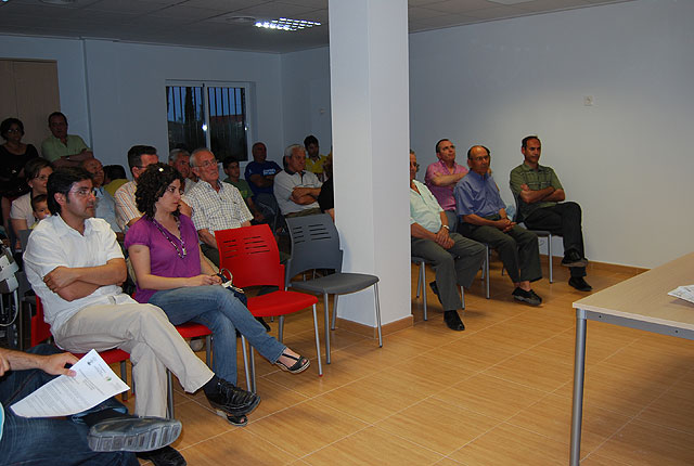 El alcalde y los miembros del equipo de Gobierno mantienen una reunión de trabajo con los vecinos de San Roque y Las Parras, Foto 3