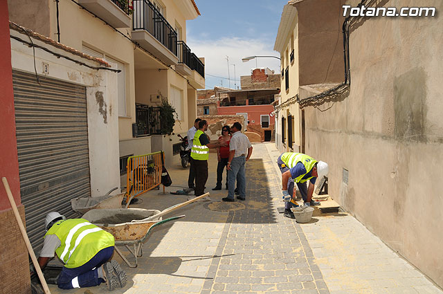 Autoridades municipales visitan las obras de sustitución de aceras, adoquinado y regeneración de servicios en las calles Barranco, Ródenas y Virgen del Castillo, Foto 1