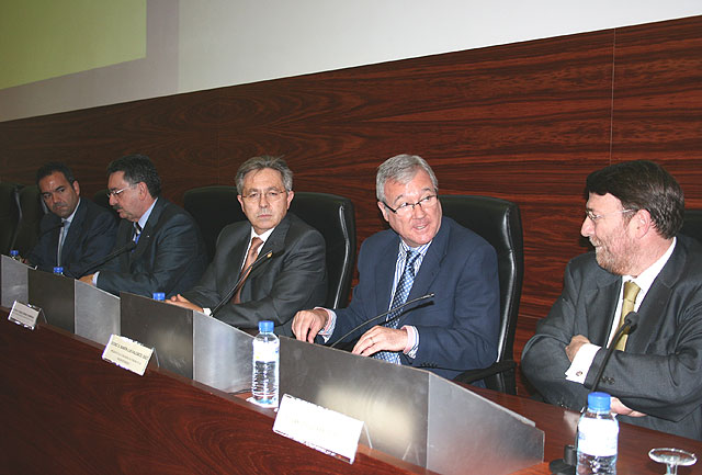 Valcárcel anima a potenciar el uso de energías renovables en el ámbito industrial y doméstico para minimizar el impacto del cambio climático - 1, Foto 1