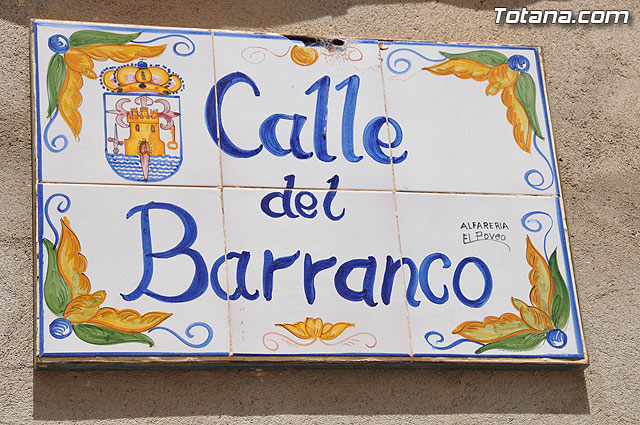 Autoridades municipales visitan las obras de sustitucin de aceras, adoquinado y regeneracin de servicios en las calles Barranco, Rdenas y Virgen del Castillo - 1