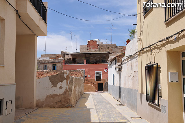 Autoridades municipales visitan las obras de sustitucin de aceras, adoquinado y regeneracin de servicios en las calles Barranco, Rdenas y Virgen del Castillo - 3