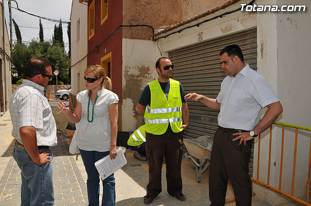 Autoridades municipales visitan las obras de sustitucin de aceras, adoquinado y regeneracin de servicios en las calles Barranco, Rdenas y Virgen del Castillo - 5