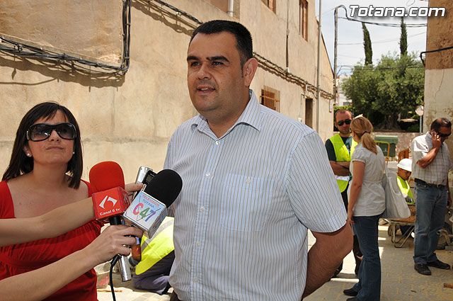 Autoridades municipales visitan las obras de sustitucin de aceras, adoquinado y regeneracin de servicios en las calles Barranco, Rdenas y Virgen del Castillo - 10