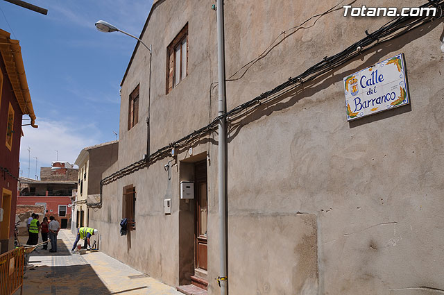 Autoridades municipales visitan las obras de sustitucin de aceras, adoquinado y regeneracin de servicios en las calles Barranco, Rdenas y Virgen del Castillo - 11