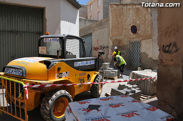 Autoridades municipales visitan las obras de sustitucin de aceras, adoquinado y regeneracin de servicios en las calles Barranco, Rdenas y Virgen del Castillo - 12
