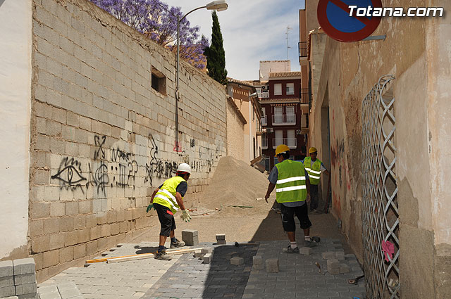 Autoridades municipales visitan las obras de sustitucin de aceras, adoquinado y regeneracin de servicios en las calles Barranco, Rdenas y Virgen del Castillo - 13