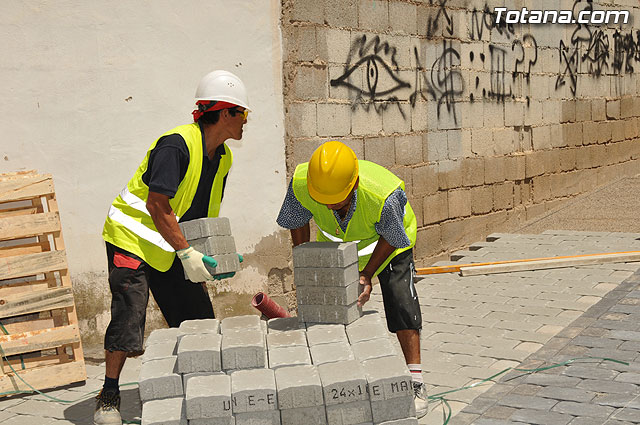 Autoridades municipales visitan las obras de sustitucin de aceras, adoquinado y regeneracin de servicios en las calles Barranco, Rdenas y Virgen del Castillo - 14
